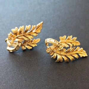Vintage 50s/60s Leaf/feather Motif Clip Eartings